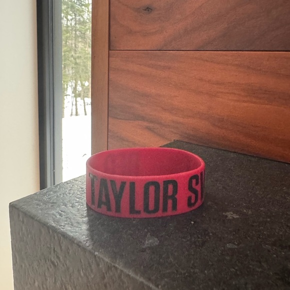 Red Taylor Swift Bracelet - Picture 4 of 9